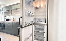 Zentrale Ferienwohnung mit Parkplatz, 2 Schlafzimmern, Küche, Waschmaschine&Balkon